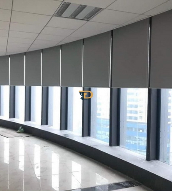 Rèm cuốn chống nắng cho nhà có vách kính lớn