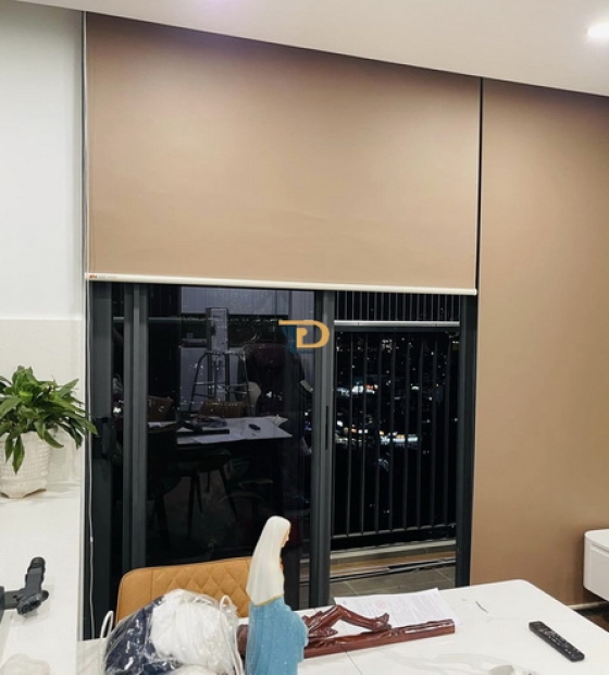 Rèm cuốn chống nắng cho nhà có vách kính lớn