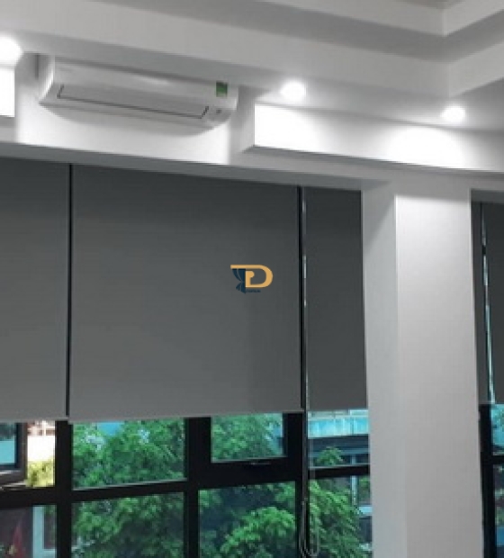 Rèm cuốn chống nắng cho nhà có vách kính lớn